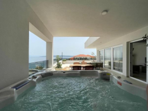Exclusive 2 Bedroom Seafront Suite with jacuzzi